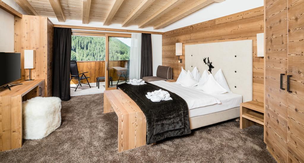 Hotel Dorfer Alpine&Charming Selva di Val Gardena Room photo
